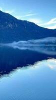 bellissimo Visualizza di lago Eibsee con riflessione nel il montagne. video