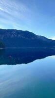 bellissimo Visualizza di lago Eibsee con riflessione nel il montagne. video