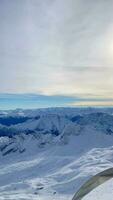 schön Aussicht von das alpin Spitzen im Winter. video