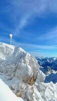 hermosa ver de el alpino picos en invierno. video
