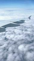 vue de le ciel et des nuages de un avion fenêtre.. video