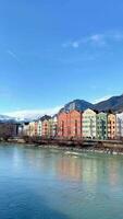 das bunt die Architektur von Innsbruck Stadt, Dorf mit schneebedeckt Berge Hintergrund im Winter. video
