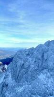 schön Aussicht von das alpin Spitzen im Winter. video