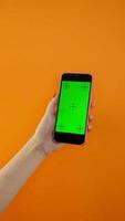 Tenere smartphone con verde schermo video