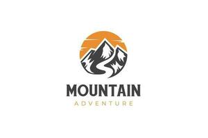 el paisaje de montaña con rocas al amanecer, el mar y el sol para el logotipo de viaje de aventura hipster se puede usar en la cruz del ciclista vector
