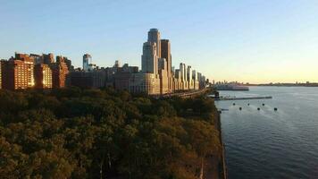 aéreo ver de nuevo York ciudad urbano metrópoli horizonte edificios video