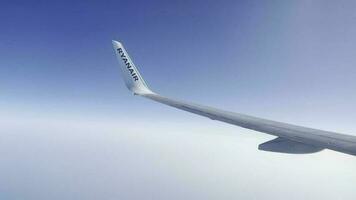 vue de le avion fenêtre sur Ryanair avion aile. magnifique cloudscape avec bleu ciel. en voyageant par air concept. verticale vidéo. Stockholm, Suède - juin, 2023. video