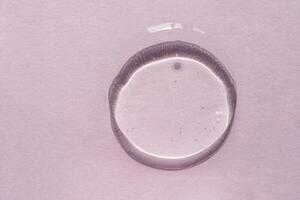 transparente gel textura en un lila antecedentes. foto