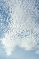 natural antecedentes con azul cielo y blanco nubes foto