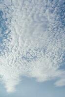 natural antecedentes con azul cielo y blanco nubes foto