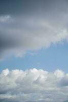 natural antecedentes con azul cielo y blanco nubes foto