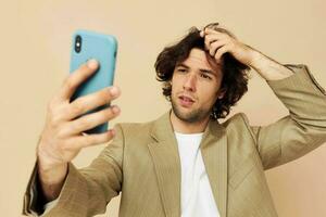 hombre en un traje posando emociones mirando a el teléfono aislado antecedentes foto