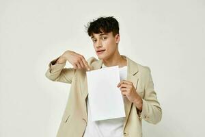 hombre posando con un blanco sábana de papel ligero antecedentes inalterado foto