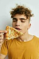 rizado chico Pizza bocadillo rápido comida estilo de vida inalterado foto