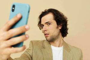 hombre en un traje posando emociones mirando a el teléfono aislado antecedentes foto