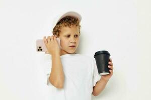 linda chico hablando en el teléfono con un negro vaso aislado antecedentes inalterado foto