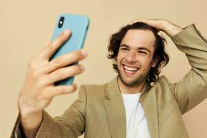 atractivo hombre en un traje posando emociones mirando a el teléfono aislado antecedentes foto