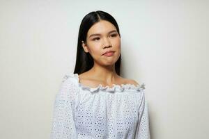 bonito mujer en blanco camisa gesticulando con manos emociones foto