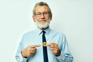 foto de retirado antiguo hombre en un camisa con un Corbata Finanzas y inversiones bitcoin recortado ver