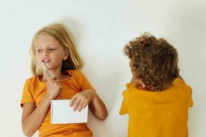 alegre niños dibujo en cuadernos acostado en el piso infancia estilo de vida inalterado foto