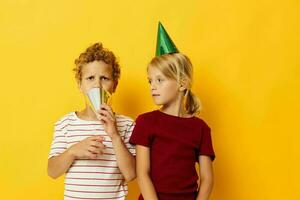 alegre niños fiesta divertido con tapas en tu cabeza aislado antecedentes foto