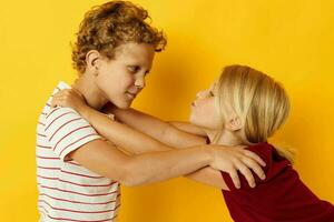 retrato de linda niños casual vestir juegos divertido juntos aislado antecedentes foto