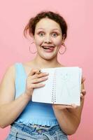 hermosa mujer aprendizaje con cuaderno y bolígrafo de cerca inalterado foto