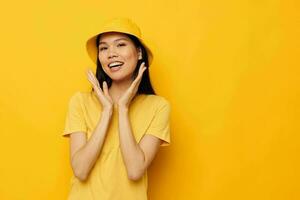retrato asiático hermosa joven mujer casual vestir estudio mano gesto amarillo antecedentes inalterado foto