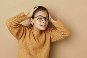 bonito joven niña con lentes emociones gesto manos aislado antecedentes foto