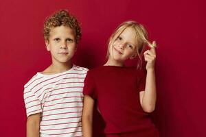 linda elegante niños sonriente y posando en casual ropa en contra aislado antecedentes foto