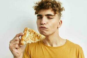 atractivo hombre Pizza bocadillo rápido comida estilo de vida inalterado foto