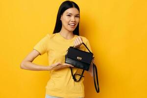 retrato asiático hermosa joven mujer en amarillo camisetas Moda posando hembra accesorio monocromo Disparo foto