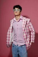 bonito hombre Gafas de sol rosado chaqueta de sport Moda elegante estilo aislado antecedentes inalterado foto