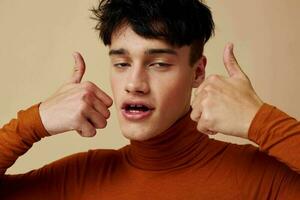 retrato de un joven hombre de moda ropa posando estudio moderno estilo estilo de vida inalterado foto