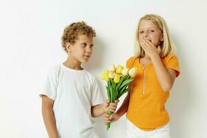 retrato de linda niños divertido cumpleaños regalo sorpresa ramo de flores de flores estilo de vida inalterado foto