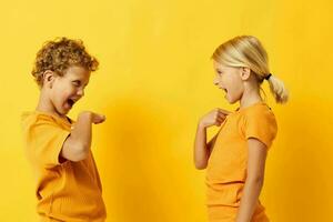 retrato de linda niños casual vestir juegos divertido juntos posando aislado antecedentes inalterado foto