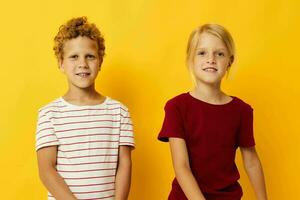pequeño niños casual vestir juegos divertido juntos amarillo antecedentes foto