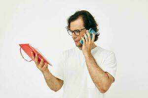 alegre hombre rojo regalo caja teléfono comunicación ligero antecedentes foto