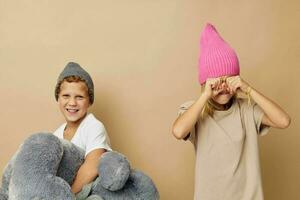 foto de dos niños en sombreros con un osito de peluche oso amistad estilo de vida inalterado
