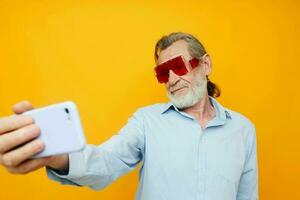 mayor hombre Moda rojo lentes teléfono selfie tecnología foto