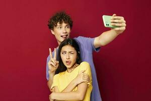 hombre y mujer moderno estilo emociones divertido teléfono juventud estilo foto