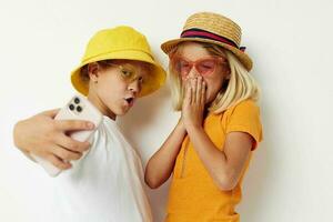 chico y niña con teléfono entretenimiento tecnología infancia foto