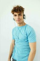 atractivo hombre en azul camisetas auriculares Moda inalterado foto