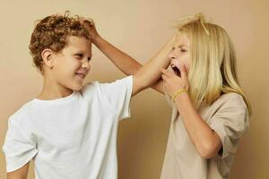 pequeño chico y niña divertido amistad entretenimiento infancia inalterado foto