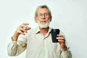 mayor hombre participación un café taza foto