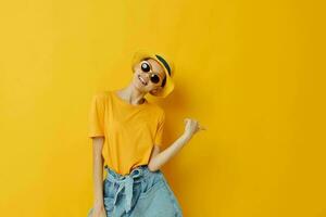 joven mujer Moda en amarillo camiseta posando Moda en Panamá amarillo antecedentes foto