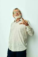 retrato de contento mayor hombre con un gris barba en un camisa y lentes recortado ver foto