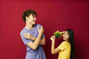 linda joven Pareja un ramo de flores de amarillo flores establecido amistad aislado antecedentes inalterado foto