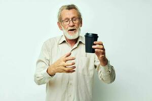 antiguo hombre en un camisa y lentes un negro vaso ligero antecedentes foto