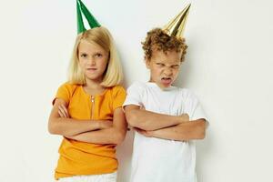 linda preescolar niños en multicolor tapas cumpleaños fiesta emoción estilo de vida inalterado foto